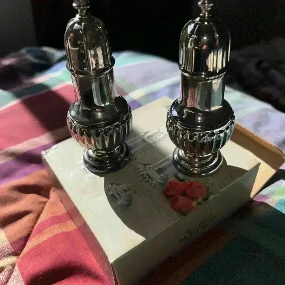 NWOT salt shakers - Picture 6 of 9